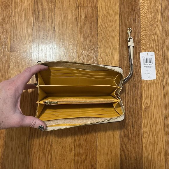 Coach Peanuts Snoopy Charlie Brown Lucy Ice skating Wristlet wallet NWT $ 328 - Picture 7 of 8